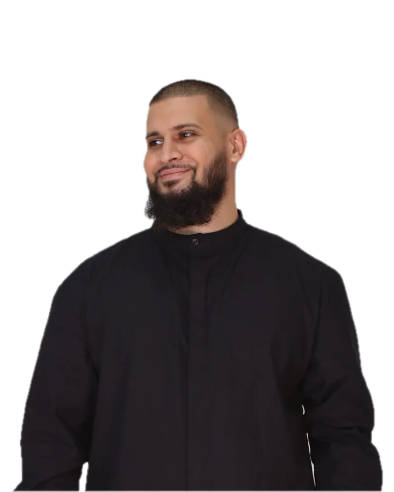 Portrait d’Abu Ayah, souriant, en qamis noir