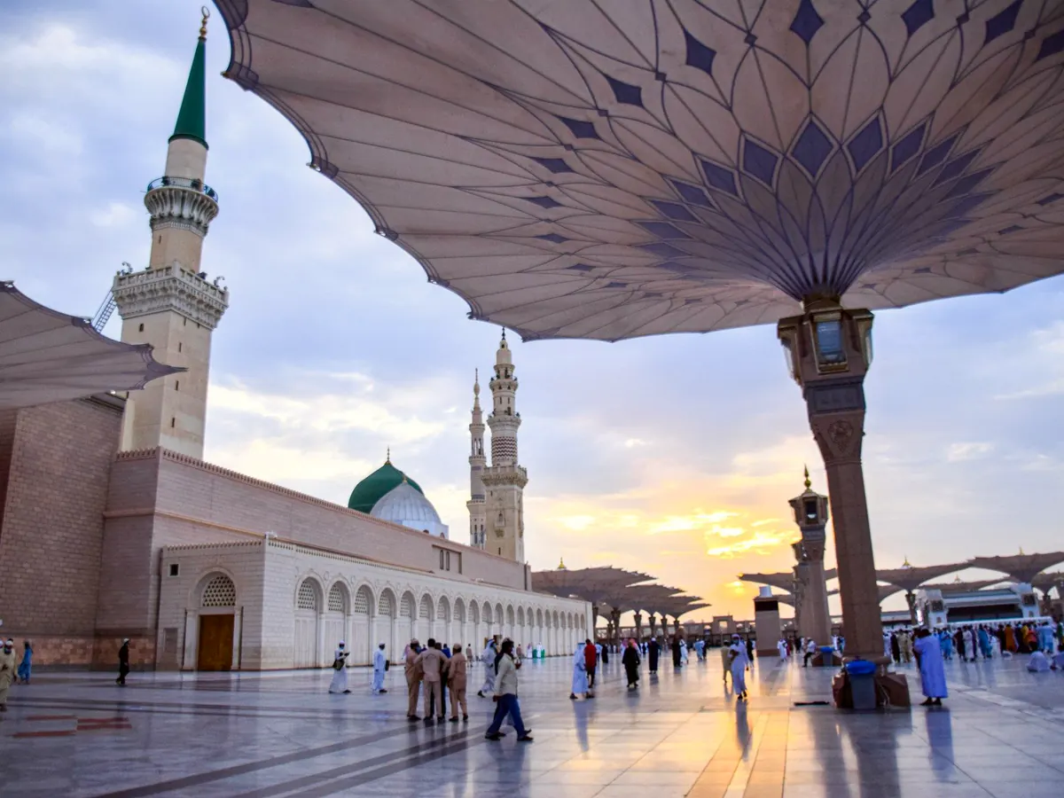 Le Masjid an-Nabawi au coucher du soleil, sous ses grands parasols