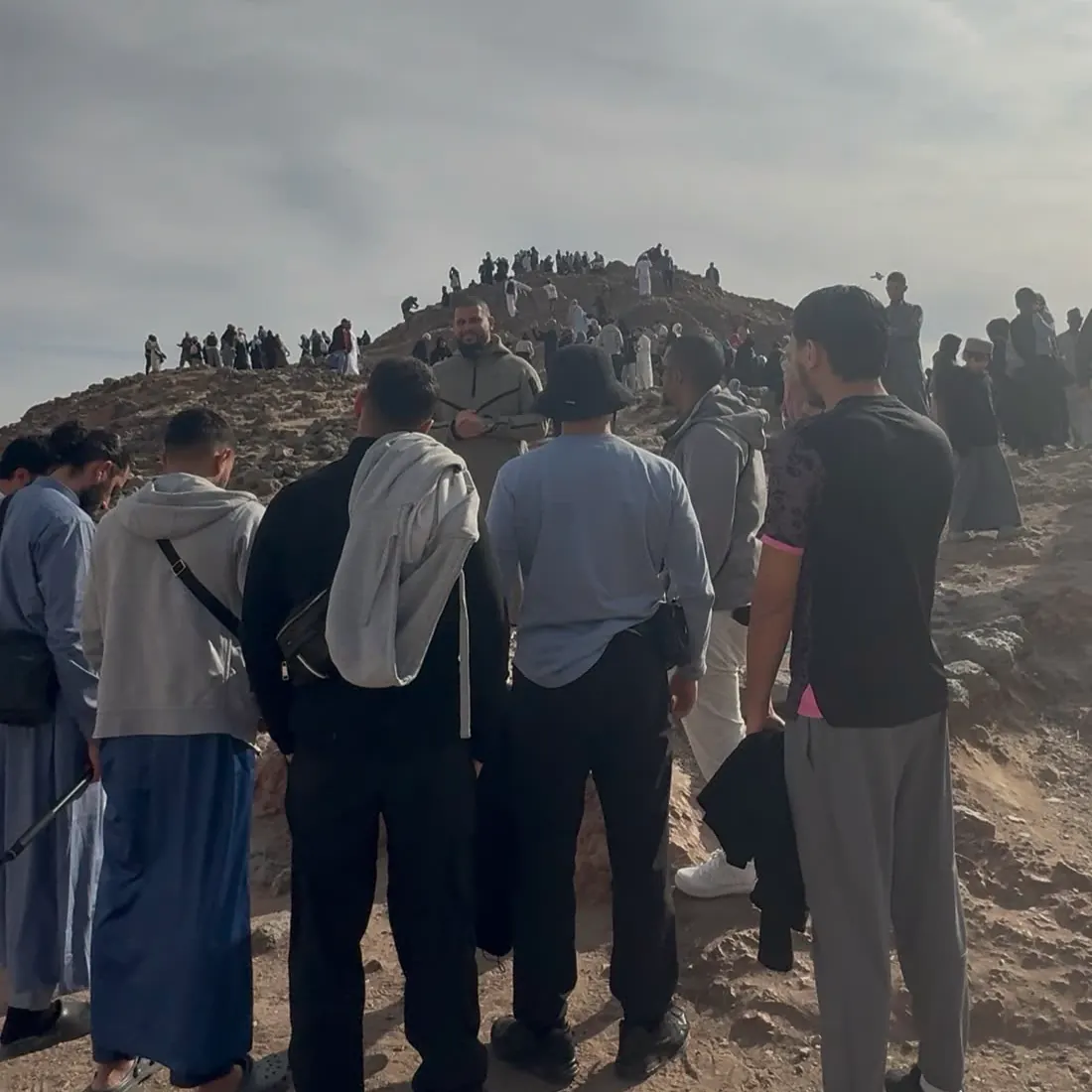 Abu Ayah face à un groupe de frères, au mont Uhud